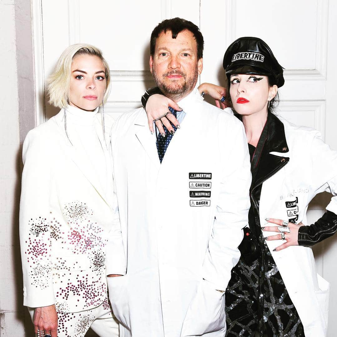 B. Akerlundさんのインスタグラム写真 - (B. AkerlundInstagram)「🥼🥼🥼 doctor’s  with @johnsonhartig & @jaime_king 💋💋💋 📸 @gettyimages #ilovelibertine」4月28日 7時34分 - bcompleted