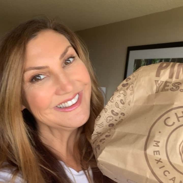 ヘザー・マクドナルドのインスタグラム：「First show is #soldout Make my #Sacramento dreams come true & come to my 9:45 show tonight @punchlinesac some #VIP plus Meet & Greer & photo shoot after are still available tix at HeatherMcDonald.Net link in bio #juicyscoop」
