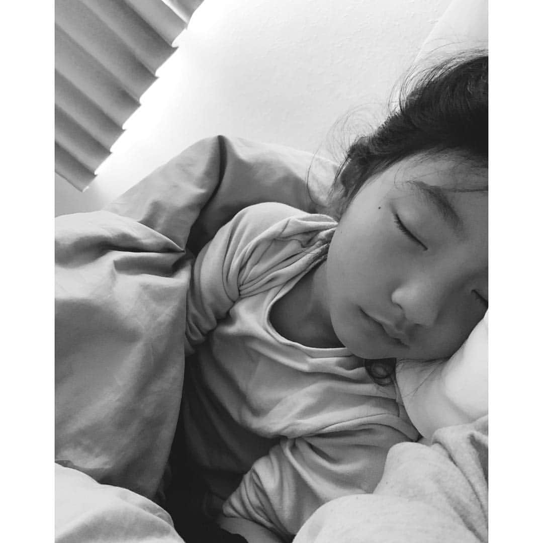森摩耶さんのインスタグラム写真 - (森摩耶Instagram)「今日はゆっくり寝るぞー！と思っていたのに⏰am6:00体内時計に起こされる…🙄 両サイドの娘達はまだ寝ている😴 寝顔って赤ちゃんの時からあまり変わらないなぁなんて🥰 こんな時間も幸せさ❤️ 嵐の前の静けさ…🌪だけどね😂」4月28日 8時00分 - maya_mori