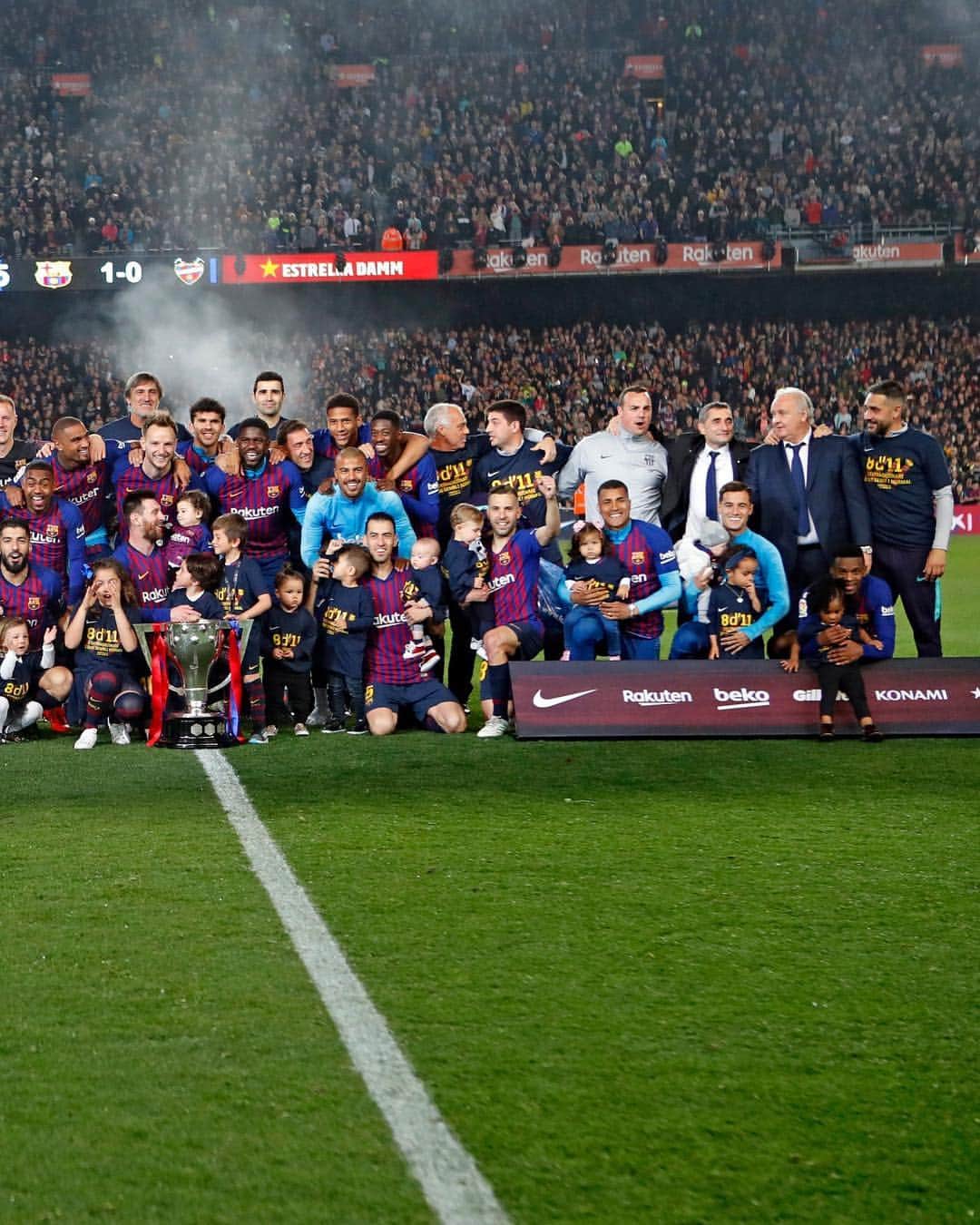 FCバルセロナさんのインスタグラム写真 - (FCバルセロナInstagram)「🏆 Our Champions 🏆 🖌🎨 #WeColorLaLiga 🔵🔴」4月28日 8時05分 - fcbarcelona