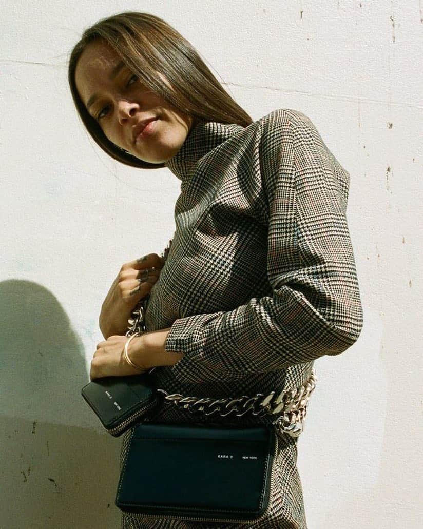 Vogue Runwayさんのインスタグラム写真 - (Vogue RunwayInstagram)「Chinatown-based bag brand @Kara has successfully filled the void for polished, pared-back, and practical designs for the purse-averse. But five years in to the brand, founder Sarah Law sought to streamline the Kara look even further. “When I go out, I don’t always want to carry a bag, even though I design bags!” Law says of the impetus behind the label’s latest launch: a hands-free collection, modeled by Marz Lovejoy (@marzyjane), that blurs the line between clothing and carry-alls. Tap the link in our bio for more details. Photographed by @indiasl」4月28日 8時24分 - voguerunway