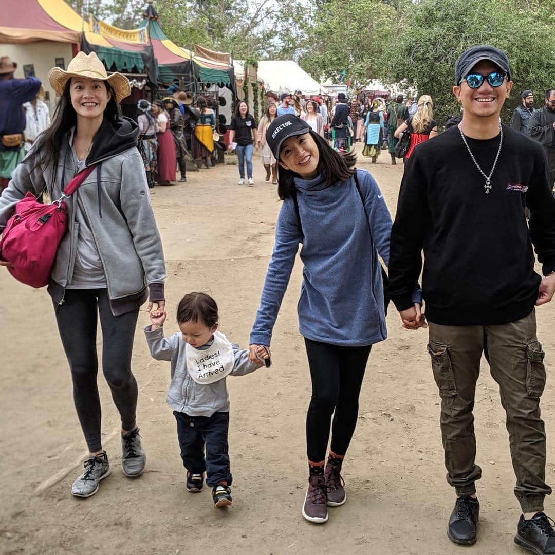 リン・イーチェン（Ariel Lin/アリエル・リン）のインスタグラム：「週末去一個以「文藝復興時期」為主題的超大型化妝園遊會，主辦單位出乎意料地用心，所有工作人員的妝容髮型服裝和道具都相當到位，我們有種回到那個年代的奇異感，覺得自己好⋯格格不入😂😂😂」