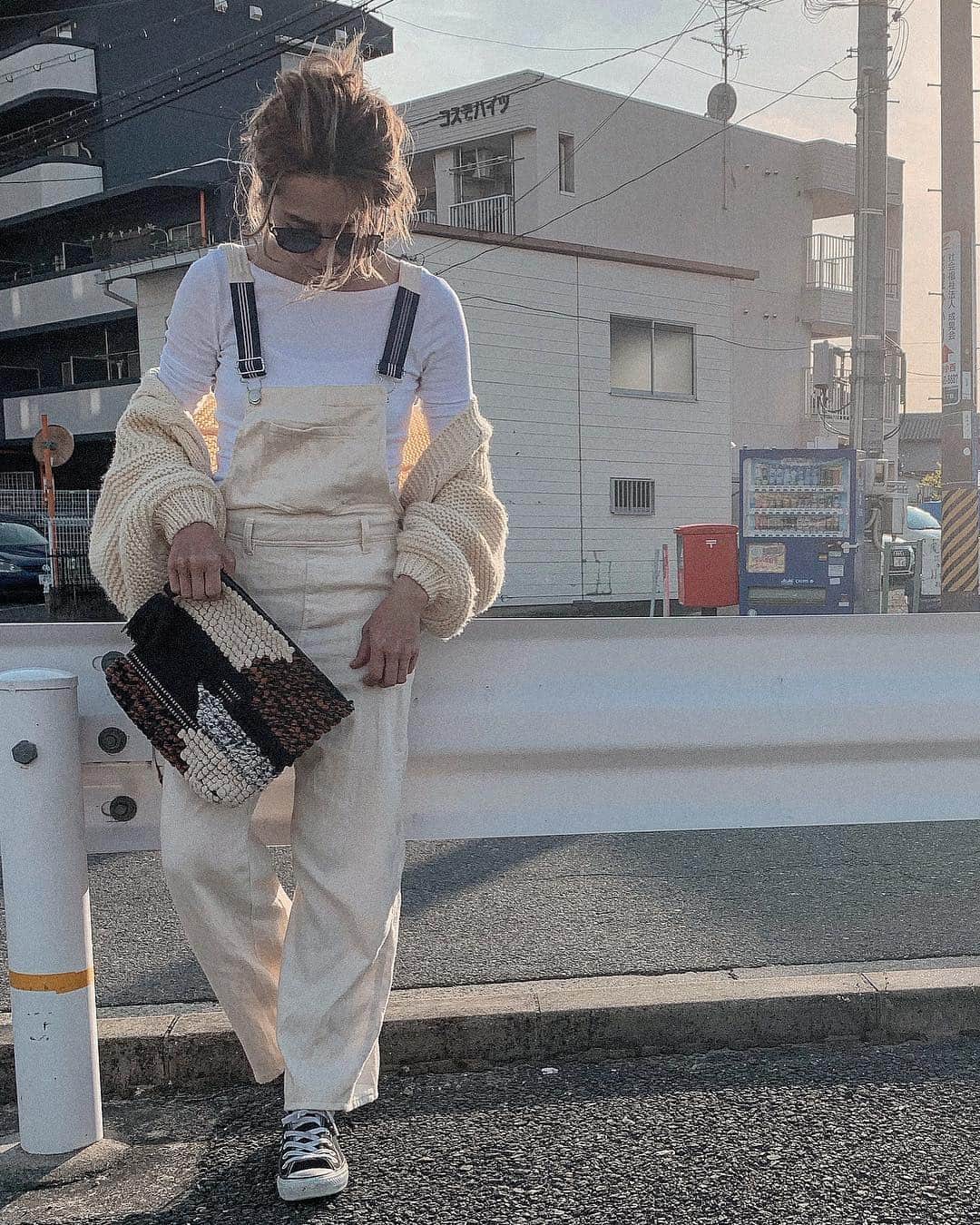 Erikaさんのインスタグラム写真 - (ErikaInstagram)「нёllо❁︎ この前の立ちVer.も 載せる꒡̈⃝ 👦🏻が撮ってくれたから⸌◦̈⃝⸍ . . 今日1日サロペットの、肩紐捻れたよ😂 なんとなく、knit羽織ってたから、 隠れてたかな。 写真であとから気づく😑 . . . tops @gap_jp  salopette @grshimamura  knit /bag @oandi_official . . . #ホワイトコーデ #サロペット#ファッション#ママコーデ#ママファッション#メッシーバン#簡単ヘア#ボブヘアー#ボブヘアアレンジ#hair#hairstyle #hairarrange #bob#whitecode#backstyle#mamagirl g#locari #locari_hair #mineby3mootd #ponte_fashion」4月28日 8時35分 - 911erika