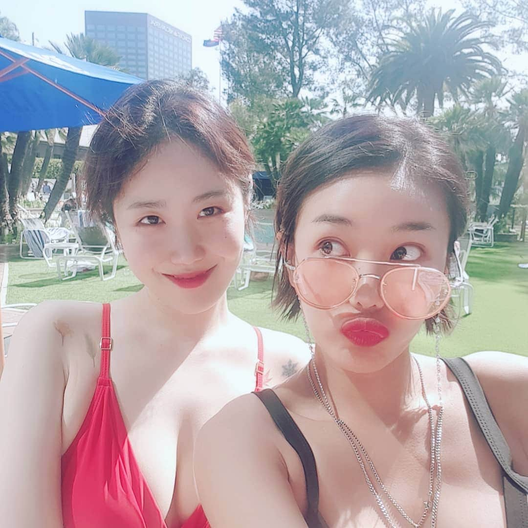 エナ さんのインスタグラム写真 - (エナ Instagram)「Hilton hotel수영장 너무깊어...발이안닿앙ㅋㅋㅋㅋ 빵유랑 넘나 재밋는 물놀이 (그렇게 난 또새까맣게탔다) #hiltonhotel #LA #swim #비키니 #🏊‍♀️ #👙」4月28日 8時37分 - eunkyung.shin