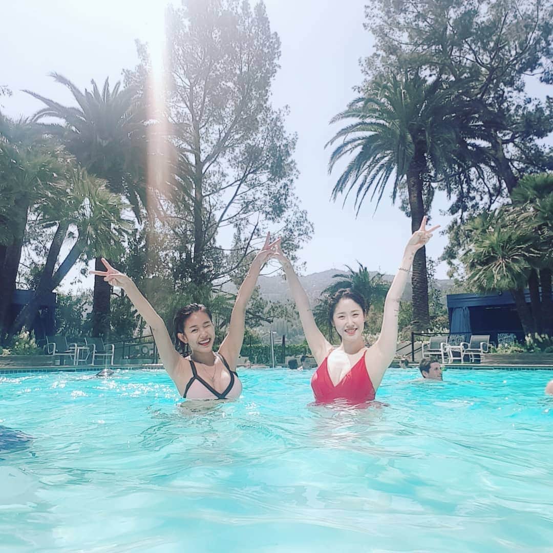 エナ さんのインスタグラム写真 - (エナ Instagram)「Hilton hotel수영장 너무깊어...발이안닿앙ㅋㅋㅋㅋ 빵유랑 넘나 재밋는 물놀이 (그렇게 난 또새까맣게탔다) #hiltonhotel #LA #swim #비키니 #🏊‍♀️ #👙」4月28日 8時37分 - eunkyung.shin