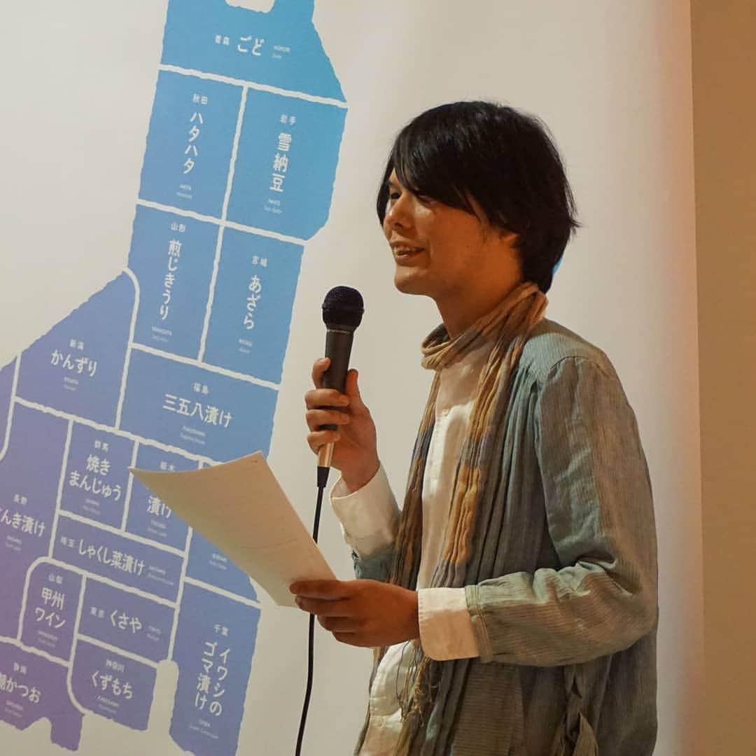 かわしま屋さんのインスタグラム写真 - (かわしま屋Instagram)「小倉ヒラクさんによる展覧会「Fermentation Tourism Nippon」のレポートを公開しました。  https://kawashima-ya.jp/contents/?p=9231 ・ レポートでは開催初日（4月26日）に行われたトークイベントや展覧会の一部を紹介しています。 ・ かわしま屋のトークイベントに登壇していただいたり、インタビューに応じてもらったり、以前からずっとお世話になっている小倉ヒラクさん。そんな彼が１年半以上かけて準備をした展覧会です。全国４７都道府県のローカルでディープな発酵の品々が展示されています。 ・ 会期は2019年7月8日まで。会期中、毎週発酵に関するイベントが繰り広げられています。無料で見られるので、渋谷に行った際はぜひヒカリエ8階の会場を覗いてみてください。 ・ #danddepartment#fermentationtourismnippon #発酵ツーリズム #日本発酵紀行 #発酵 #ferment #発酵デパートメント #d47museum#小倉ヒラク#hirakuogura#かわしまや #かわしま屋 #麹#kawashimaya #fermented #丁寧な暮らし  #fermentation #fermentedfood #japan #instagramjapan #IGersJP #ig_japan #jp_views #日本 #発酵 #発酵食品#発酵生活 #発酵美 #ナチュラル #丁寧な暮らし」4月28日 8時39分 - kawashima_ya