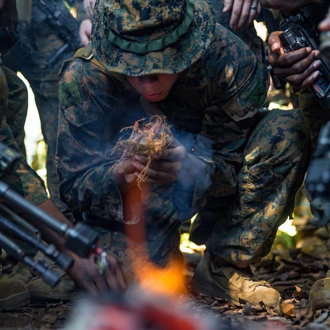 アメリカ海兵隊さんのインスタグラム写真 - (アメリカ海兵隊Instagram)「Snap, Crackle, Pop  Pfc. Andres Quintanilla, a rifleman with 2nd Battalion, 7th Marine Regiment, @1stmardiv, starts a fire during exercise Valiant Mark 2019, on Tekong Island, Singapore, April 18, 2019. (U.S. Marine Corps photo by Lance Cpl. Roxanna Ortiz)  #USMC #Marines #MarineCorps #MarineLife #Marine #Survival #SurvivalTraining #Training #Military #MilitaryLife #ValiantMark #Singapore #InTheWild #OptOutside #MakeFire #Fire #StraightFire #Rah #Yut #SemperFi」4月28日 8時39分 - marines