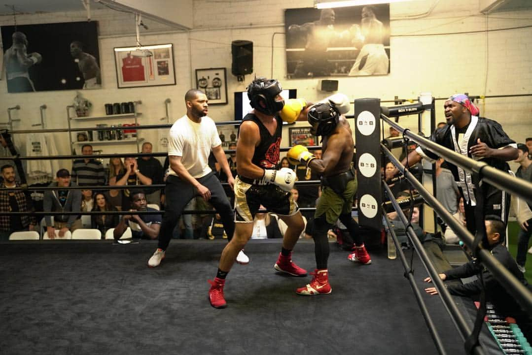 ケビン・ハートさんのインスタグラム写真 - (ケビン・ハートInstagram)「I wanna take the time to congratulate my guy Antonio Esfandiari on a amazing sparring match today. We went 3 3min rounds and both gave it our all. In the end you were the winner by decision. You worked hard and deserve the W champ. Good shit....I want a rematch as soon as I catch my fucking breathe again 😂😂😂😂....To all boxers WE ARE NOT FIGHTERS AND WE DON’T WANT TO BE....this was a challenge between 2 friends that had a great time and put on a hell of a show!!!! We have so much respect for this sport...You guys are amazing!!!!!! #HartvsEsfandiari #Part1 .....P.S I will post some highlight videos of both of us when it’s all edited. Shit was so dope....I’m glad we did it man!!!! Love ya」4月28日 8時39分 - kevinhart4real