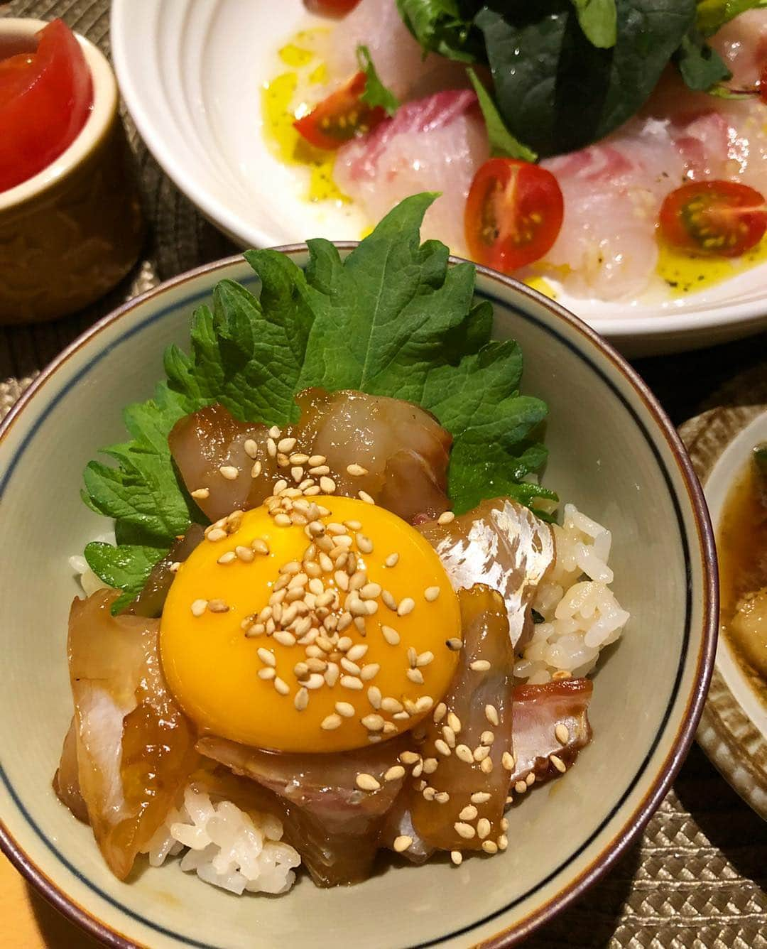 阪本智子さんのインスタグラム写真 - (阪本智子Instagram)「🍳♡ #昨日の晩御飯 お魚定食😋🧡 🥢 🐟マダイ ＊刺身 ＊カルパッチョ ＊卵の甘辛煮 ＊兜焼き ＊漬け丼 ＊皮や中骨の唐揚げ 🐟イシダイ ＊胃袋や肝のバター醤油 🥢 🍅ももトマト 🥒大根ときゅうりのにんにく醤油 🥣なめこ汁 美味しかったー😂❤️ 🍳 #fish #redseabream #parrotfish #fishing #fishinggirl #cooking #food #foodstagram #seafood #homedinner #washoku  #釣り #魚 #鯛 #真鯛 #料理 #手料理 #魚料理 #おうちごはん #和食 #盛り付け #阪本智子」4月28日 8時50分 - tomoko_sakamoto423