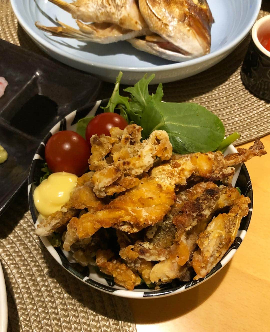 阪本智子さんのインスタグラム写真 - (阪本智子Instagram)「🍳♡ #昨日の晩御飯 お魚定食😋🧡 🥢 🐟マダイ ＊刺身 ＊カルパッチョ ＊卵の甘辛煮 ＊兜焼き ＊漬け丼 ＊皮や中骨の唐揚げ 🐟イシダイ ＊胃袋や肝のバター醤油 🥢 🍅ももトマト 🥒大根ときゅうりのにんにく醤油 🥣なめこ汁 美味しかったー😂❤️ 🍳 #fish #redseabream #parrotfish #fishing #fishinggirl #cooking #food #foodstagram #seafood #homedinner #washoku  #釣り #魚 #鯛 #真鯛 #料理 #手料理 #魚料理 #おうちごはん #和食 #盛り付け #阪本智子」4月28日 8時50分 - tomoko_sakamoto423