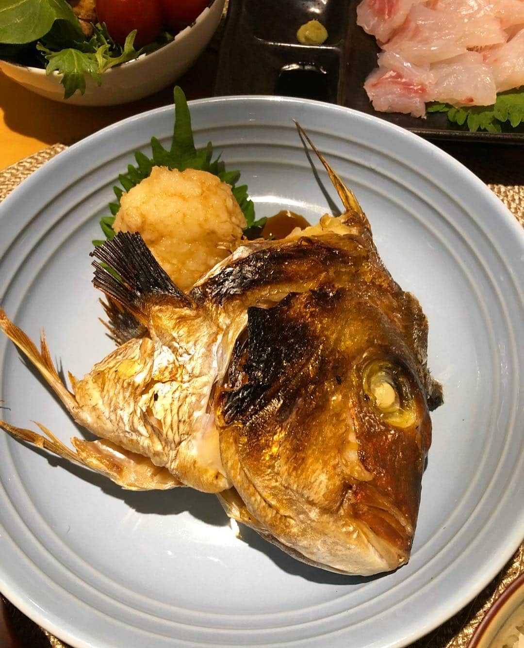 阪本智子さんのインスタグラム写真 - (阪本智子Instagram)「🍳♡ #昨日の晩御飯 お魚定食😋🧡 🥢 🐟マダイ ＊刺身 ＊カルパッチョ ＊卵の甘辛煮 ＊兜焼き ＊漬け丼 ＊皮や中骨の唐揚げ 🐟イシダイ ＊胃袋や肝のバター醤油 🥢 🍅ももトマト 🥒大根ときゅうりのにんにく醤油 🥣なめこ汁 美味しかったー😂❤️ 🍳 #fish #redseabream #parrotfish #fishing #fishinggirl #cooking #food #foodstagram #seafood #homedinner #washoku  #釣り #魚 #鯛 #真鯛 #料理 #手料理 #魚料理 #おうちごはん #和食 #盛り付け #阪本智子」4月28日 8時50分 - tomoko_sakamoto423