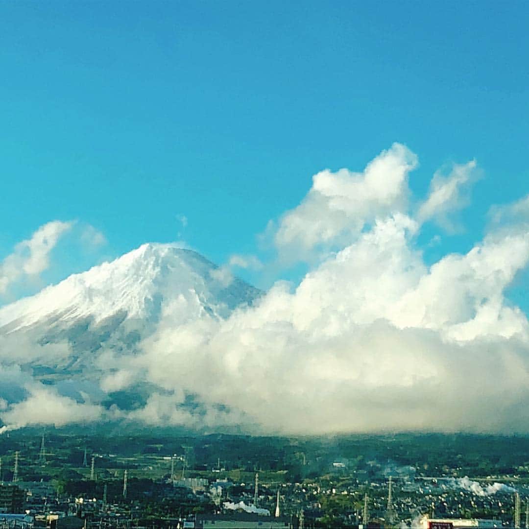上田祥子さんのインスタグラム写真 - (上田祥子Instagram)「昨日、新幹線からの富士山。とても綺麗でした。本日は15時よりQVCに出演します。#富士山 #mtfuji #japan #instabeautiful #instamountains #instajapan」4月28日 8時59分 - uedasachikoinsta