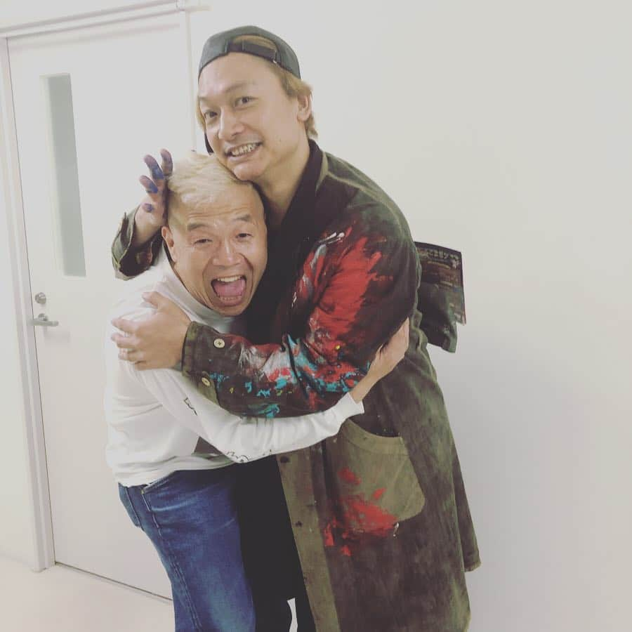 香取慎吾さんのインスタグラム写真 - (香取慎吾Instagram)「#吾郎ちゃん の舞台を観に行きました！客席と舞台の近さにびつくり！楽しかった！！ #LIFELIFELIFE から#boum3 へ！なんと #ウッディー がチケットを取ってお姉さんと.たまたま観に来てくれてて！昨日の #人生最高レストラン ありがとうございました！と！こちらこそ.ありがとうございました！と！会えた！貴重な #ゴールデンウィーク に僕の個展に足を運んでくれてる皆様！ありがとう！！」4月28日 19時47分 - katorishingo_official