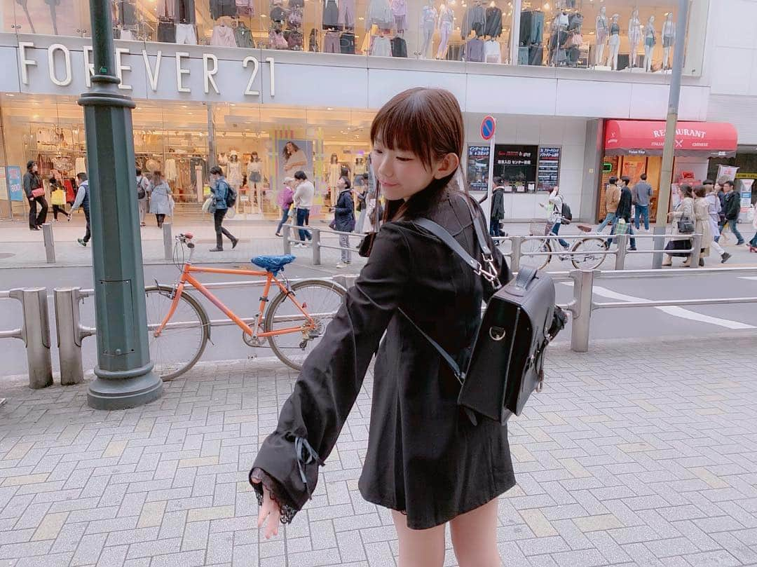 長澤茉里奈さんのインスタグラム写真 - (長澤茉里奈Instagram)「渋谷を歩く女子 #shibuya  #今日のまりちゅう #ザッチェルズ  #zatchels」4月28日 19時52分 - marinanagasawa1008