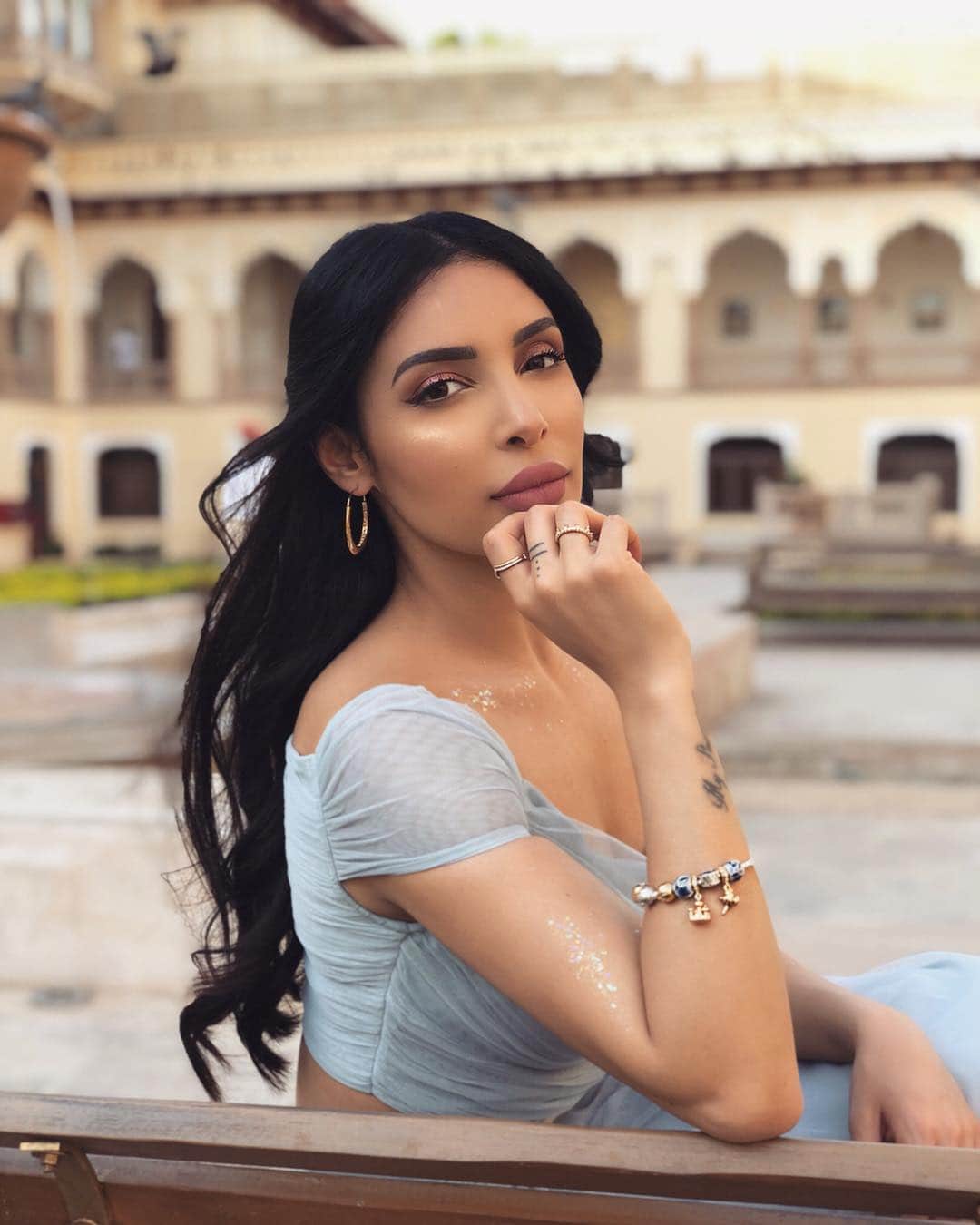sananasのインスタグラム：「Ce rêve bleu 🎶💙 GIVEAWAY ! Je suis plus qu’heureuse d’avoir été choisie par Pandora pour cette nouvelle collection Disney Aladdin 🥰Je peux vraiment me prendre pour Jasmine avec tous ces bijoux 😆Si vous aussi vous êtes fan de ce Disney retrouvez toute la collection ici :  https://fr.pandora.net/fr/univers/disney-jasmine-aladdin 💎 . Avec @TheOfficialPandora on a décidé de jouer les génies🧞‍♂️aujourd’hui ! On vous fait gagner un bon d’achat de 150€ à valoir sur TOUT le site internet😍  Pour participer c’est simple : 1️⃣Liker cette photo  2️⃣Être abonné à mon compte et aussi à celui de @TheOfficialPandora (je vérifie) 3️⃣Me dire quel est votre personnage Disney favoris en commentaires 😃 . Vous avez jusqu’au 1er mai 23:59 pour participer ! Good luck 🍀 . . #Pandora #PandoraXSananas #PandoraDisney #Aladdin #Jasmine #Giveaway #Concours」