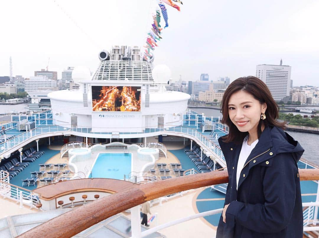 石黒美帆さんのインスタグラム写真 - (石黒美帆Instagram)「* 🛳🛳🛳 GW初日は、世界最大のプレミアムクルーズライン「プリンセス・クルーズ」の船内を見学させて頂きました🥺 * 昔から大さん橋に停泊しているのを見るたび気になっていた豪華客船✨なんと2,700人も乗船する事が出来るのだとか！ * 予想以上に広くて、規模が大きくてビックリ🤭エレベーターで14階まで上がれる事にも驚きでしたが、プールはもちろんバーやレストランは何箇所もあって本当飽きないだろうな〜❤️ * シアターにラウンジ、クラブやカジノなどなど楽しいが詰まっていて、本当に天国🧚🏻‍♀️🧚🏻‍♀️ ライブやショーなど毎日色んなコンテンツが用意されているそうです！ * 何より荷造りや荷解きが必要なく、色んな場所を旅行出来るのは魅力的ですよね〜☺️ * そんな豪華客船に子供たちも大興奮✨ キッズセンターまであって、子連れ旅行にもピッタリです！ もうすぐこどもの日🎏という事で、ハンディこいのぼりも頂いちゃいました👦 * 船旅もしたいな〜😍 * * #プリンセスクルーズ#プリンセスクルーズこいのぼり#ダイヤモンドプリンセス#豪華客船#船旅#船#クルージング#大さん橋#横浜港#横浜#ゴールデンウィーク#princesscruise#cruise#pr#yokohama#gw」4月28日 18時21分 - miho_ishiguro