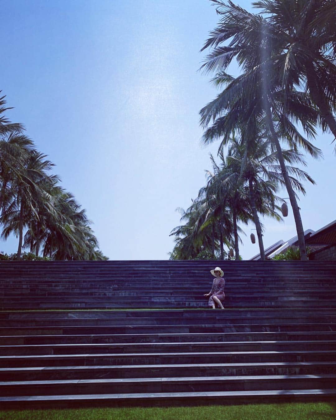 会田幸恵さんのインスタグラム写真 - (会田幸恵Instagram)「ベトナム料理を食べてばかりのため、ホテル内の階段で運動しています汗」4月28日 18時21分 - yukie.aida