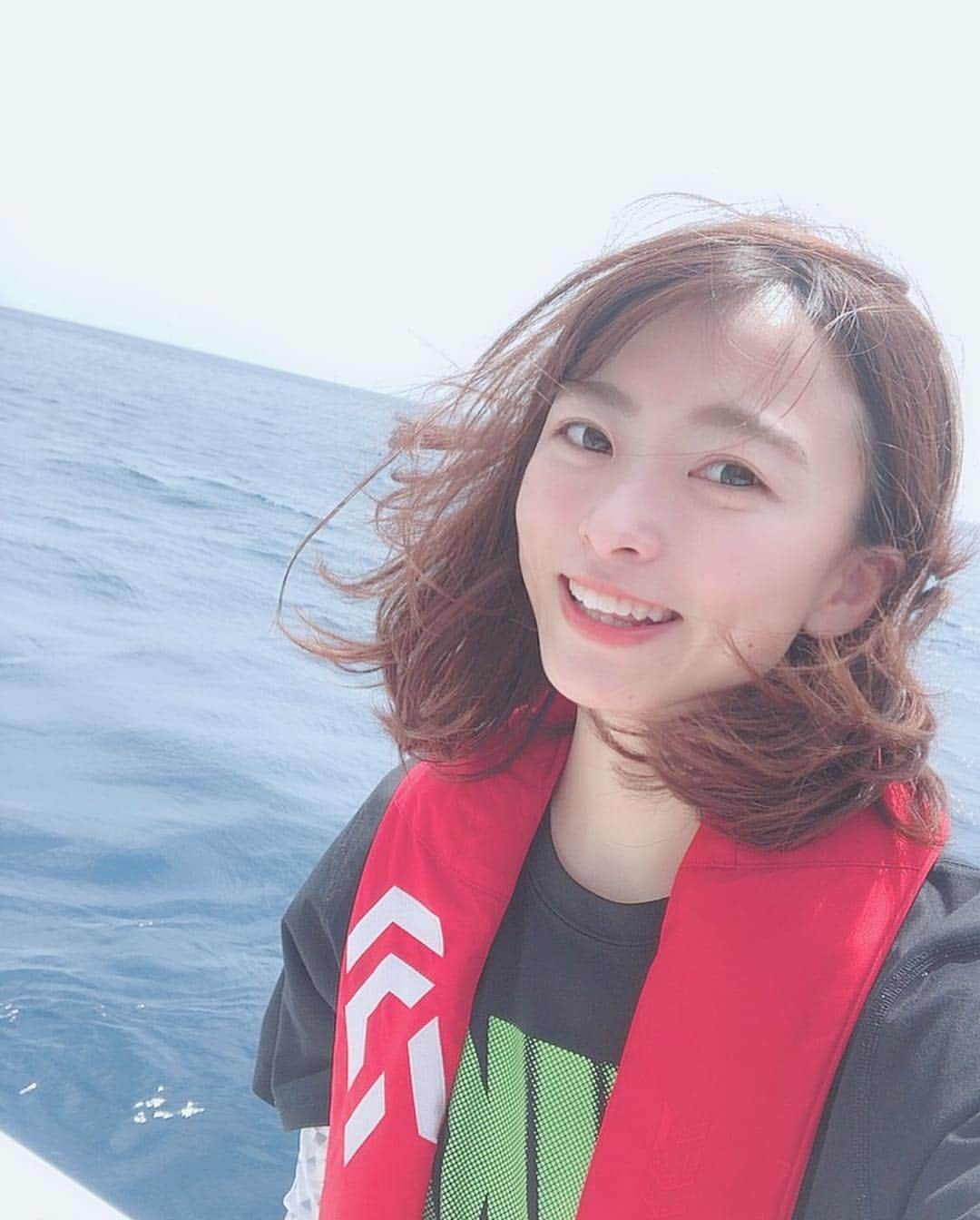 高本采実さんのインスタグラム写真 - (高本采実Instagram)「🎣 最終日 天候は優れませんでしたが、 早朝から時間ギリギリまでキャスティング！！！ . 私のGT釣果はなかったですが、 同船者の皆様は、この激渋な環境の中でも見事キャッチされました✨ ベテランの上手い方々とBigDipperに同船させていただくことができ とても勉強になりました！ 本当にお世話になり、ありがとうございました。 . 今回初GTフィッシングを通して 筋トレのモチベーションもさらに上がりましたし、 釣りって本当に多種多様で奥深く、まだまだ勉強することが沢山あり、 特にある魚種を狙って釣ることは "自然"と"己"との戦いなんだなと 改めて実感しました🎣 . ちなみに GTはジャイアントトレバリーの略称で ロウニンアジという魚です🐟 (写真10枚目) アジ科の中でもサイズ最大級クラスで 成長すると最大180cm、体重80kg 程まで大きくなるみたいです🤭 日本の水族館でも、 美ら海水族館をはじめ何箇所かで見ることができるので 是非見つけてみてくださいね☺️ . 話がてんこ盛りになりましたが 初奄美、自然も人も最高でした🥰 釣り以外にものんびり観光や 自然に触れたい方にも絶好の場所ですよ(^○^) . . . . . #奄美大島 #BigDipper #GT #GT釣行 #gtfishing  #キャスティング #オフショア #トカラ列島 #フィッシング #船 #釣り #釣り好き #釣りガール #海好き #海スタグラム #海景色」4月28日 18時28分 - ayami__summer