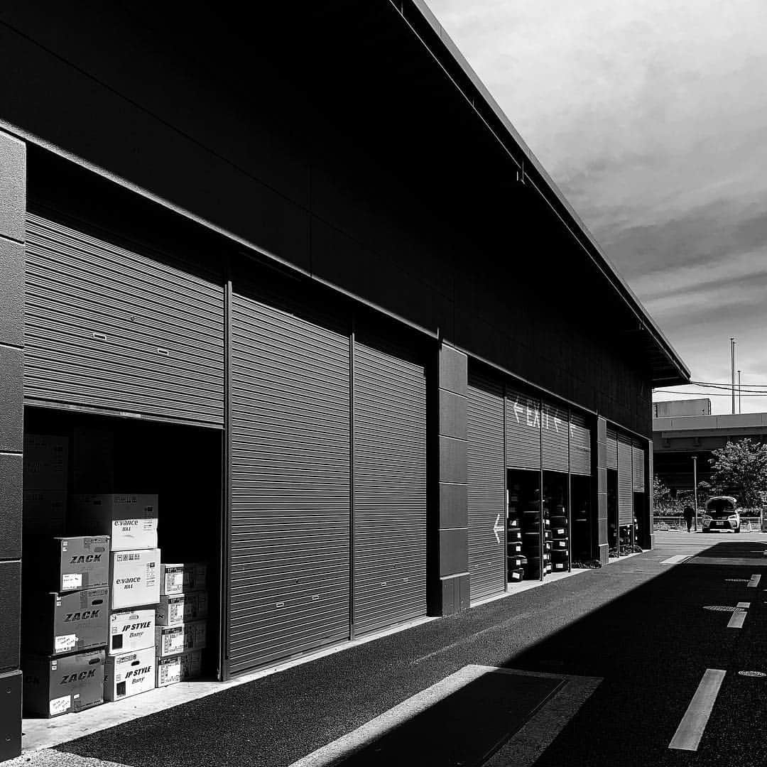 naotakeのインスタグラム：「ガレージ - A garage / iPhone XR + Snapseed, 20190429 . . 洗車とバッテリーのために都内を軽くドライブ。 . . #royalsnappingartists #infamous_family #rsa_main #infinity_photo_cult #2_fineart #jp_gallery #jp_gallery_bnw #trb_bnw #wp_bnw  #bnw_life #bnwlife_member #bnw_life_shots #bnw_captures #world_bnw #top_bnw #team_jp_ #team_jp_モノクロ #ig_energy_bw #ig_nihon #streetphotographybnw #igersjp #blackandwhite #bnw #bnwphoto #monochrome #bw #bnwphotography #ShotOniPhone #shotoniphoneXR」