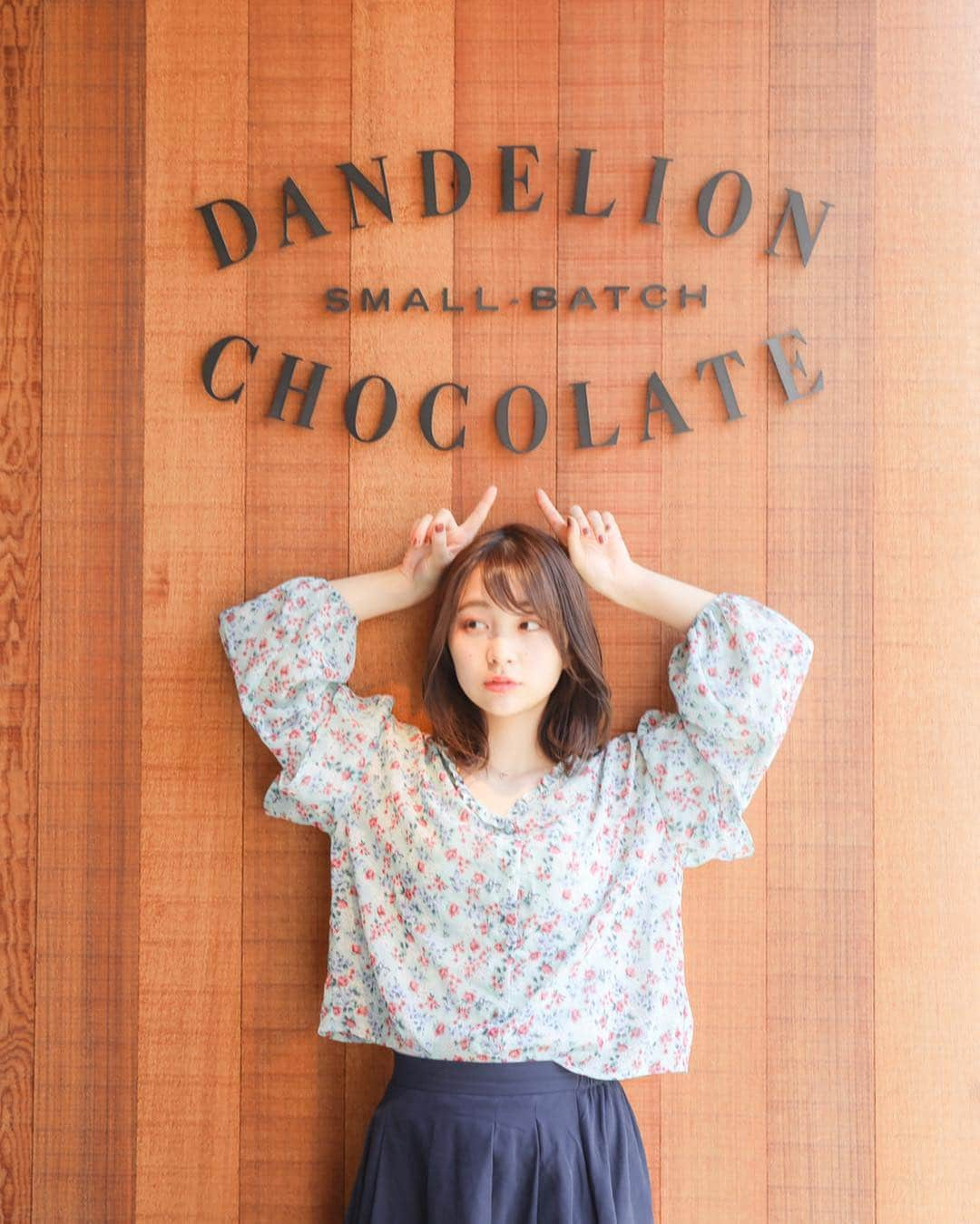 Naomi Unoさんのインスタグラム写真 - (Naomi UnoInstagram)「.﻿ #うのとりっぷ_のんちゃんと蔵前さんぽ﻿ ﻿ 📍#dandelionchocolate @dandelion_chocolate_japan 蔵前﻿ ﻿ 蔵前に行くなら外せないお店、ダンデライオンチョコレート🍫﻿ ﻿ お店に入った瞬間、カカオ豆の香りで包まれるんだけど、ほんのり香るレベルじゃなくて濃厚な香りなの🤭﻿ ﻿ サンフランシスコ発のお店で蔵前が1号店。﻿ ﻿ 普通は扉の向こうで製作すると思うんだけど、ここは製作過程が間近で見られる作りになっています☺️﻿ ﻿ お店の向かい側には公園があるので、天気が良い日は日向ぼっこしながら食べてもいいかも🙆‍♀️💕」4月28日 18時29分 - __unonao__