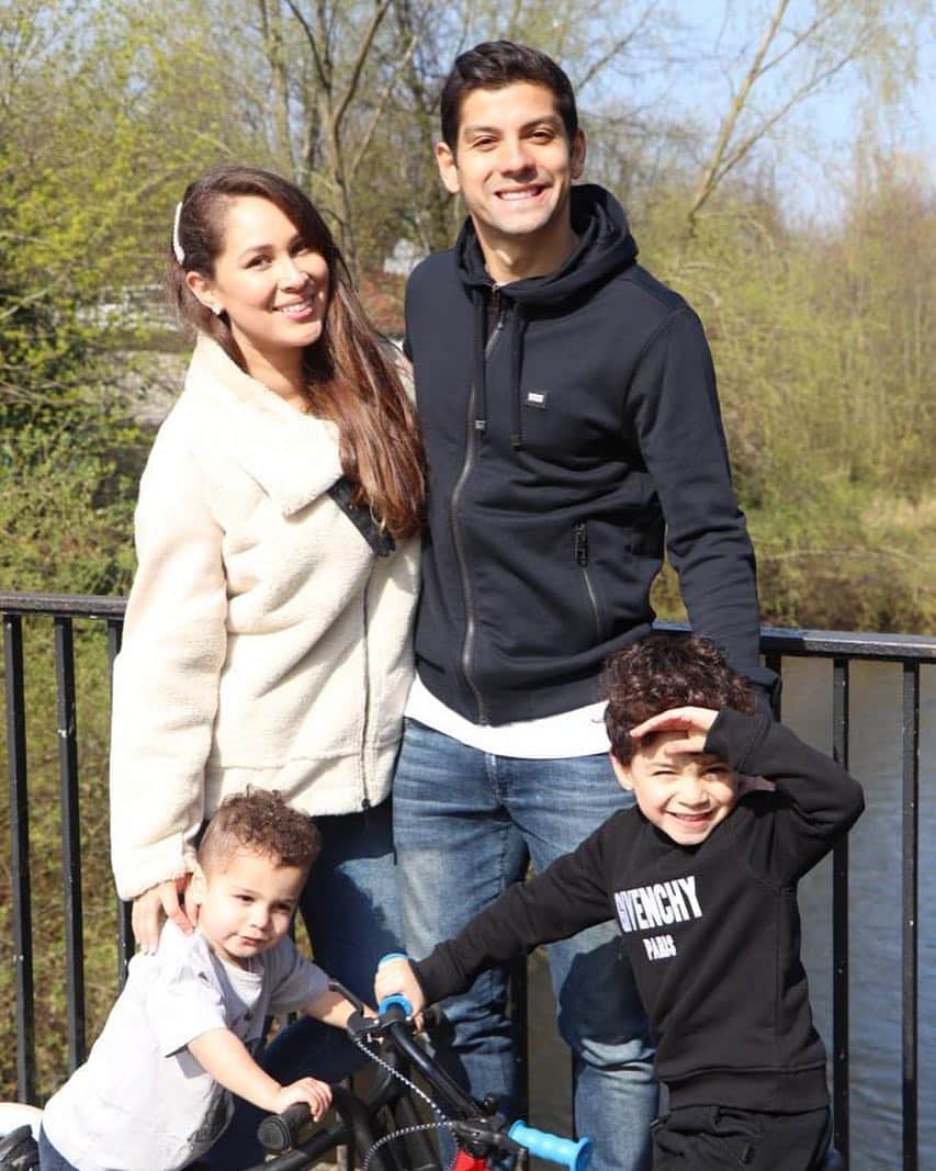 クリスチャン・ガンボアのインスタグラム：「👨‍👩‍👦‍👦❤️ @melsaru  La cara de Julián jajaja 😂」