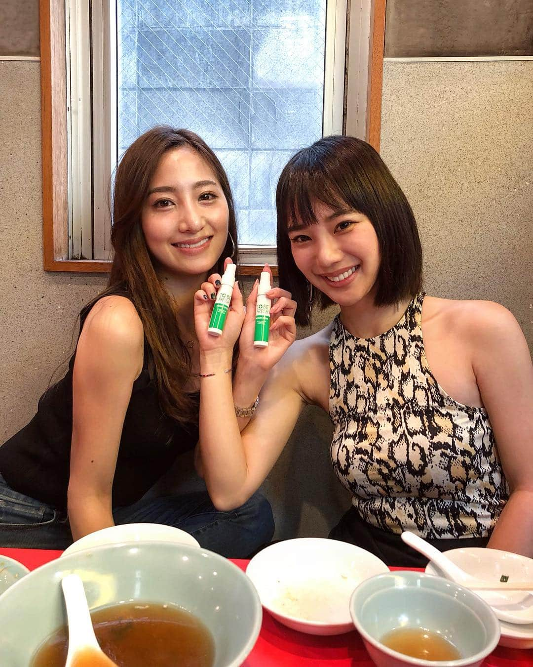 雨宮みずきさんのインスタグラム写真 - (雨宮みずきInstagram)「． TOBEFRESH Presents 「美味しいものを食べてニオイは消えるのか？実験！」 にれなちゃんと参加してきたよ🤗 ． 絶対に口臭を消すTOBEFRESH 🆚 美味しいけど絶対臭くなるご飯 TOBEFRESHは本当に口臭を消せるのか・・・！？ ． 今回挑戦するメインメニューは みんみんの“餃子”🥟🥟 2人とも最近"餃子ブーム"なの💓 ． いざ実食😋‼️ 何回も来てるけどここの餃子はジューシーで ニラたっぷり！THE餃子！！ だからとっても美味しい〜❤️ 酢胡椒をつけて食べるのが通な食べ方♡♡ 青菜炒めや卵とキクラゲ炒め 名物ドラゴン炒飯、水餃子🍚 も美味しかった😆 ↓ 美味しい食事のあとは、 TOBEFRESH！使ってみます🤔 ↓ シュシュっとするだけ簡単 気になる結果は・・・⁉️ ↓ 食事直後はレベル5️⃣という 最大で非常に強い口臭の結果が出に。。。😱😨 ↓ TOBEFRESHを使ったら レベル1️⃣だったよ‼️‼️ 結果はTOBEFRESHの圧勝でした😵🙌💕 ． TOBEFRESHにはヒノキチオールが入っていて ニオイの成分を分解、殺菌してくれるんだって🤔‼️ ． 餃子や中華料理が本当に大好きだから これからはTOBEFRESHさえ あればもう怖くないーーー😎‼️ ． 美味しい中華屋さんの"みんみん" みんなも行ってみてね❤️ 青山一丁目や乃木坂駅からだったら 歩いてもいけるよ♡♡ 夜は予約するのがオススメです😉 ． #TOBEFRESH #トゥービーフレッシュ #息さわやか #人と会う前に #口臭が気になる時に #たばこにんにく口臭スプレー1秒 #口臭ケア #ノンアルコール成分 #マウススプレー #美食 #美味しい食べ物 #マウスウォッシュ #歯磨き #エチケット #口臭予防 #オーラルケア #店名 #料理名 #グルメ女子 #餃子 #餃子女子 #乃木坂ランチ #みんみん #餃子ブーム #東京グルメ #餃子巡り #グルメ巡り」4月28日 18時30分 - ammymzk0926