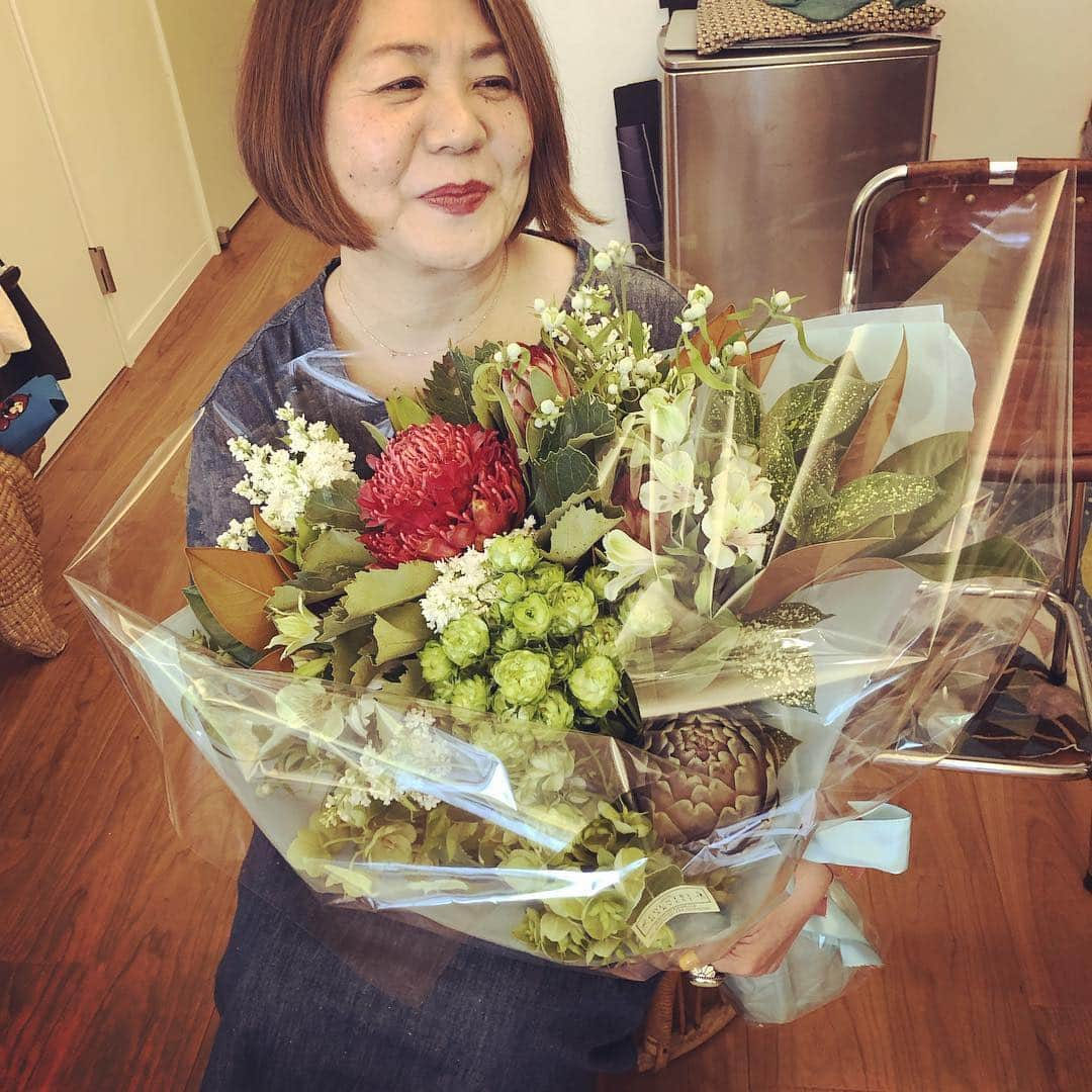 竹下玲奈さんのインスタグラム写真 - (竹下玲奈Instagram)「ゴールデンウィークは今回は母の誕生日で開幕👏大きな花束を突然もらって街を歩いてみたいと言う夢叶えた瞬間の母🤱 可愛い顔しとる〜〜💛 #ゴールデンウィーク  #birthday」4月28日 18時32分 - renatakeshita