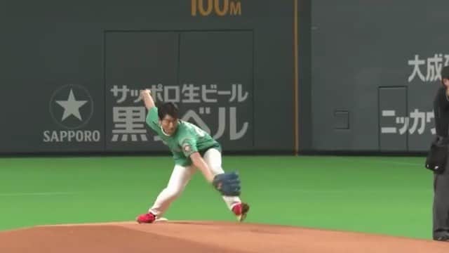福田太郎のインスタグラム：「⚾️夢の始球式⚾️ 本当にありがとうございました！ 素晴らしい経験をさせて頂き、心から楽しかったです！  まるで自分の心と体じゃないみたいに力が入り 緊張感でいっぱいでしたが、マウンドに上がると、 それはそれは、最高の景色が広がっていました。  ３６０度から降り注ぐ、札幌ドームの大声援が これほどまでに力になるとは…。 少しだけ、プロの舞台を経験させて頂き 重圧の中、最高のパフォーマンスを見せてくれる 選手の皆さんへのリスペクトの気持ちが ますます強くなりました。 そして、応援してくださった皆さんへの 感謝の気持ちでいっぱいです！  アナウンサーとして、野球の魅力を伝える上での 一生の財産。大きな糧にします。 本当にありがとうございました！詳細はイチモニで！  パ・リーグTVが公式のYouTubeやInstagramで 『謎の変則右腕がファイターズに加入！？』 と取り上げて下さって、 なんと30万回も再生されています。 びっくり、こちらも大感謝！  リポストさせて頂きます！ #北海道日本ハムファイターズ #lovefighters #驀進 VS #福岡ソフトバンクホークス #飛び出せ新時代 #welovehokkaido #ローソンデー #カットボール  Special thanks to #ファイターズ #栗山英樹 監督 #上原健太 投手 #清水優心 捕手 #川島慶三 選手 解説 #岩本勉 さん #GAORA #近藤祐司 さん =============================== #repost @pacificleague 北の大地のサブマリン！  北海道テレビの福田アナウンサーが見事な始球式を披露！  #北海道テレビ #HTB #福田太郎 アナウンサー #始球式 #早稲田大学 出身 #アンダースロー #イチモニ！」