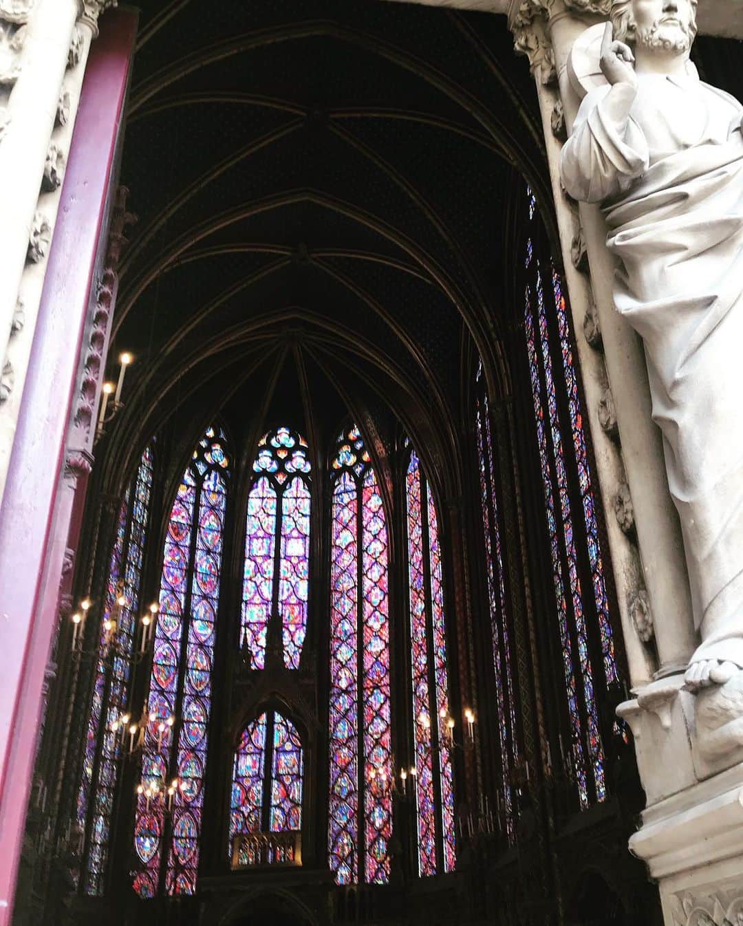 長谷部優さんのインスタグラム写真 - (長谷部優Instagram)「Parisで一番見てみたかった教会♡ ステンドグラスに包まれたSainte chapelle ⛪️ 夢の世界にいる様なうっとりする空間♡  この近くにあるノートルダム大聖堂が火災にあい世界中が悲しみに包まれましたね。 まさか自分がパリに来ている時にこんな事が起こるなんて驚きと戸惑いでした。 実は次の日に行くはずだったので、、 本当に残念でしたが。  またいつか必ず来れますように🙏 早く復旧してくれるといーな☺︎ #サントシャペル教会 #ステンドグラス」4月28日 18時43分 - yuuhasebe