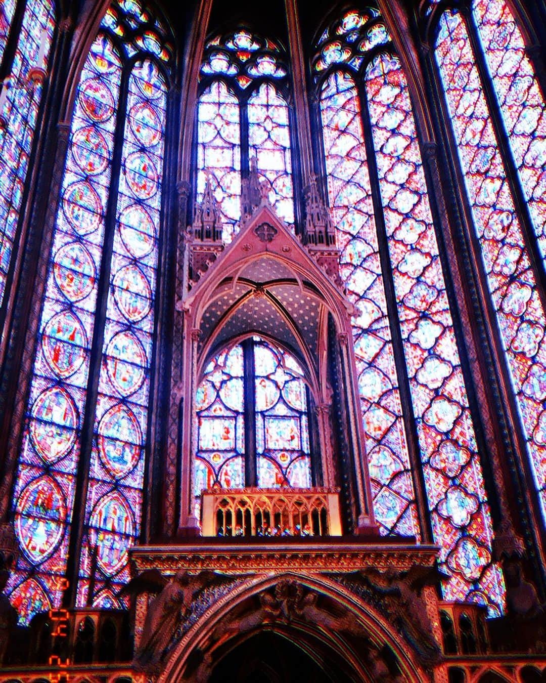 長谷部優のインスタグラム：「Parisで一番見てみたかった教会♡ ステンドグラスに包まれたSainte chapelle ⛪️ 夢の世界にいる様なうっとりする空間♡  この近くにあるノートルダム大聖堂が火災にあい世界中が悲しみに包まれましたね。 まさか自分がパリに来ている時にこんな事が起こるなんて驚きと戸惑いでした。 実は次の日に行くはずだったので、、 本当に残念でしたが。  またいつか必ず来れますように🙏 早く復旧してくれるといーな☺︎ #サントシャペル教会 #ステンドグラス」