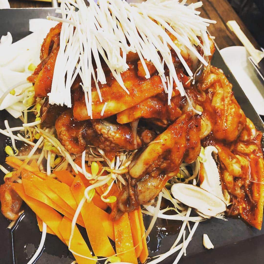 千秋さんのインスタグラム写真 - (千秋Instagram)「どうしても韓国料理が食べたくなって新大久保へ。 急なのに7人も集まった🥢 ちょっと調子に乗ってお店のひとに「本場みたいに辛くして下さい」って言ったら辛い辛い辛い美味しい🌶🌶🌶🔥🔥🔥 #韓国料理 #チュクミ #チュクミサムギョプサル #ポックンパ #タッカンマリ #新大久保 #激辛」4月28日 18時48分 - chiaki77777