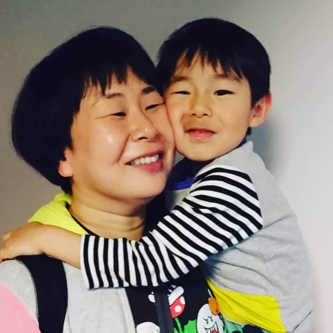 鈴木おさむさんのインスタグラム写真 - (鈴木おさむInstagram)「妻が海外ロケから帰国。６日ぶりに息子と会って抱きしめる。いない時があるから、いる大切さがより分かります。」4月28日 18時54分 - osamuchan_suzuki