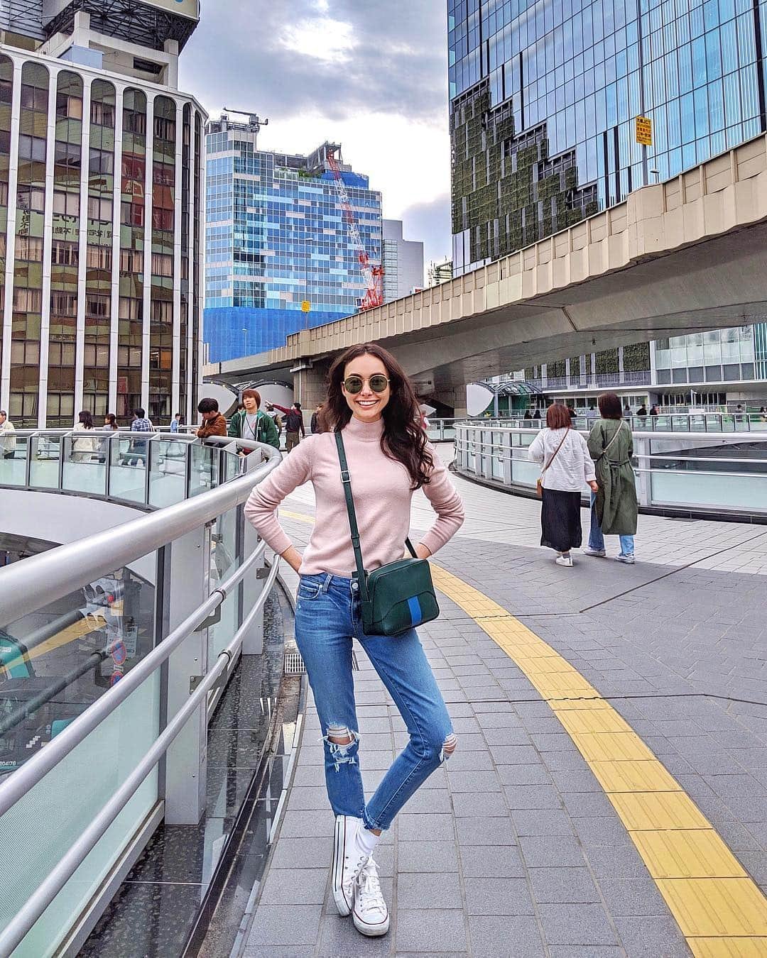 シャウラさんのインスタグラム写真 - (シャウラInstagram)「Wow Shibuya is changing so quickly. Look at this brand new overpass! 12years in Tokyo and I still don’t get used to the city views.  渋谷がすんごい勢いで変わっててびっくり！この歩道橋も広くなって気持ちいいー。やっぱりハワイ出身の私には都会の景色を見ると今でもワクワクする。 #ootd Sweater- H&M premium Denim- PAIGE Bag- Tibi  Sneakers- converse  #city #tokyo」4月28日 18時56分 - shaula_vogue