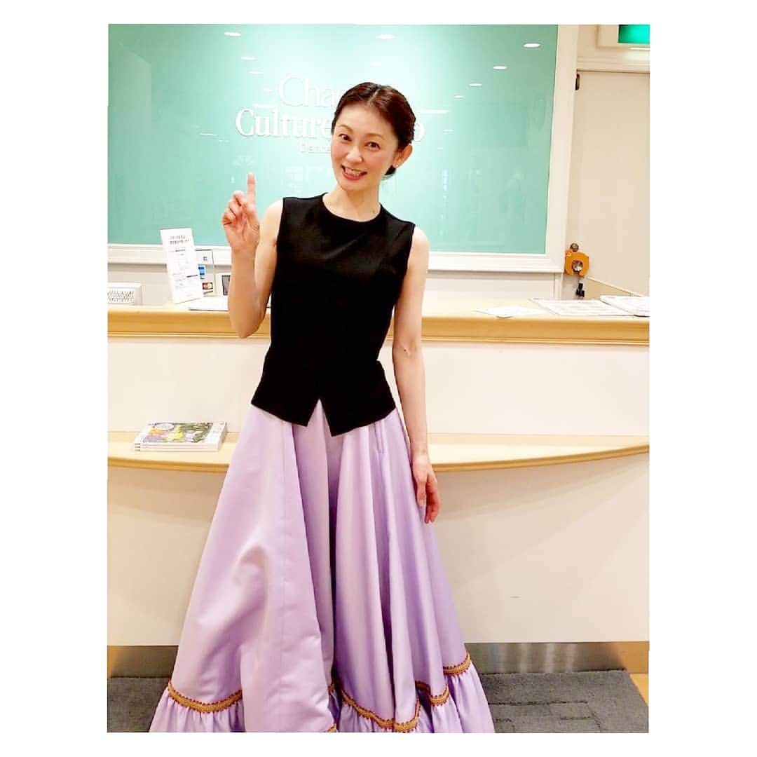 風花舞さんのインスタグラム写真 - (風花舞Instagram)「今朝起きたら声が全く出なくなってまして😱昨日まではちゃんと話せていたのに突然でビックリ！ Chacottのレッスンまでになんとか出るようにはなりましたが、どうにもこうにもガラガラ声で😱 ずっとマスクをしたままレッスンさせていただきまして、ご参加くださった皆さん、お聞き苦しい声ですみませんでした😢  レッスン中はなんとか話せましたが、終わってからどんどん低い声になってしまったので、来週の告知動画は、音声はChacottスタッフの方が代読してくださっています。 音声と動きが若干あっていませんが、そして音声にあわせようと私のリアクションが若干オーバーですが、そこはお気になさらず😁 そして、声がおかしいだけで体は元気ですのでご心配なく。 ライブ間際じゃなくてほんとに良かった～すぐに治すべく安静にします😷  InstagramとTwitterで代読してくださったスタッフさんがお二人いらっしゃいます。 ご協力くださったChacottスタッフの皆様、ありがとうございました😌  #Chacott#渋谷スタジオ#毎週#日曜日#ダンスplus#宝塚#ミュージカル#シアターダンス#ダンス#レッスン#クラス#dance#lesson#class#動画#IGTV#フレアーロングスカート#ストーリーズ#Twitter」4月28日 19時00分 - kazahanamai_official