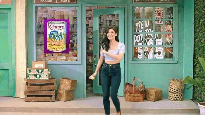 アン・カーティスのインスタグラム：「It’s out!!! My latest TVC for Century Tuna 💙 May budget size na ang Century! SARAP na No Preservatives. 25 pesos lang. 🐟@centurytunasuperbods」