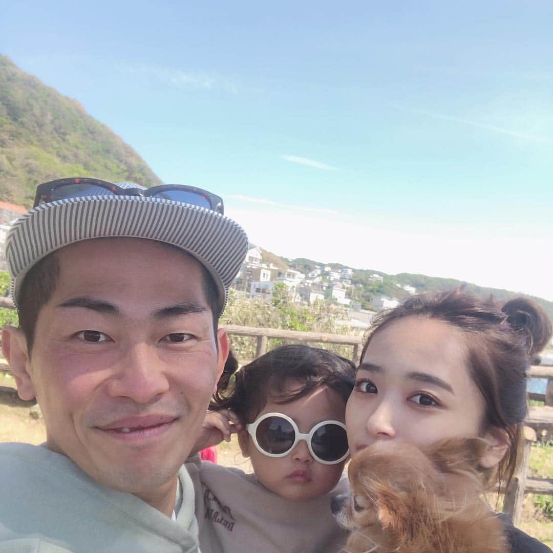 近藤千尋のインスタグラム：「家族dayは前の投稿のコメントの中で 選ばせて頂いた葉山に 行ってきました🌿🥰 沢山ありがとうございました❤️ 自分のサングラスを ずっと外したくない！と言って 永遠につけてる娘。。笑🤦🏼‍♀️ 意思があるのはいいことだ…🙁笑 海が大好きなれっぴー🐶も いろんなわんちゃんと遊べて 楽しそうでした❤️ #太田家 #今日の夕飯はひーぼぉくん担当」