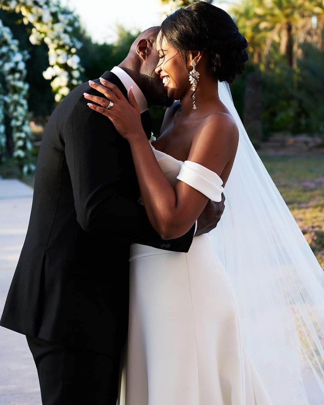 シャーロット・ティルベリーさんのインスタグラム写真 - (シャーロット・ティルベリーInstagram)「Congratulations to this magical couple @idriselba & @sabrinadhowre ❤💫 #Repost from @britishvogue. Custom-made gown by @verawanggang, #MakeupByCharlotteTilbury and hair by @luanab.hair, photographed by @seanthomas_photo.」4月28日 19時20分 - charlottetilbury