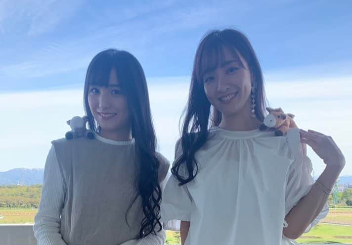 長谷川萌美さんのインスタグラム写真 - (長谷川萌美Instagram)「. . #新潟競馬場 での『Bitter＆SweetのGOLDEN SOUNDay♪ 』 公開録音&ミニライブ、 ありがとうございました❤️ . また来た時はラジオにライブに！💓 馬券も当たりますように！✨ . .  #UMAJO #馬女 #スポット #インスタ映え #ビタスイ #fmport #最後に罰ゲームの変顔 #久々すぎてクオリティは満足いきませんが許してね😉 ♡」4月28日 19時13分 - moemi_hasegawa