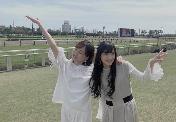のインスタグラム：「. . #新潟競馬場 での『Bitter＆SweetのGOLDEN SOUNDay♪ 』 公開録音&ミニライブ、 ありがとうございました❤️ . また来た時はラジオにライブに！💓 馬券も当たりますように！✨ . .  #UMAJO #馬女 #スポット #インスタ映え #ビタスイ #fmport #最後に罰ゲームの変顔 #久々すぎてクオリティは満足いきませんが許してね😉 ♡」