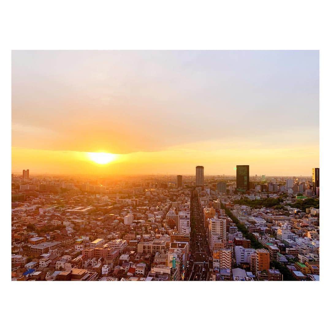のインスタグラム：「久々にゆっくりしている。今日夕焼けがすごく綺麗だった。芝居に没頭すると周りが見えなくなりやすいけど我に帰った気分。  #夕焼け #夕日 #空 #オレンジ #絶景 #綺麗 #sunset #orange #sky #building #beautiful #landscape #view #japan」