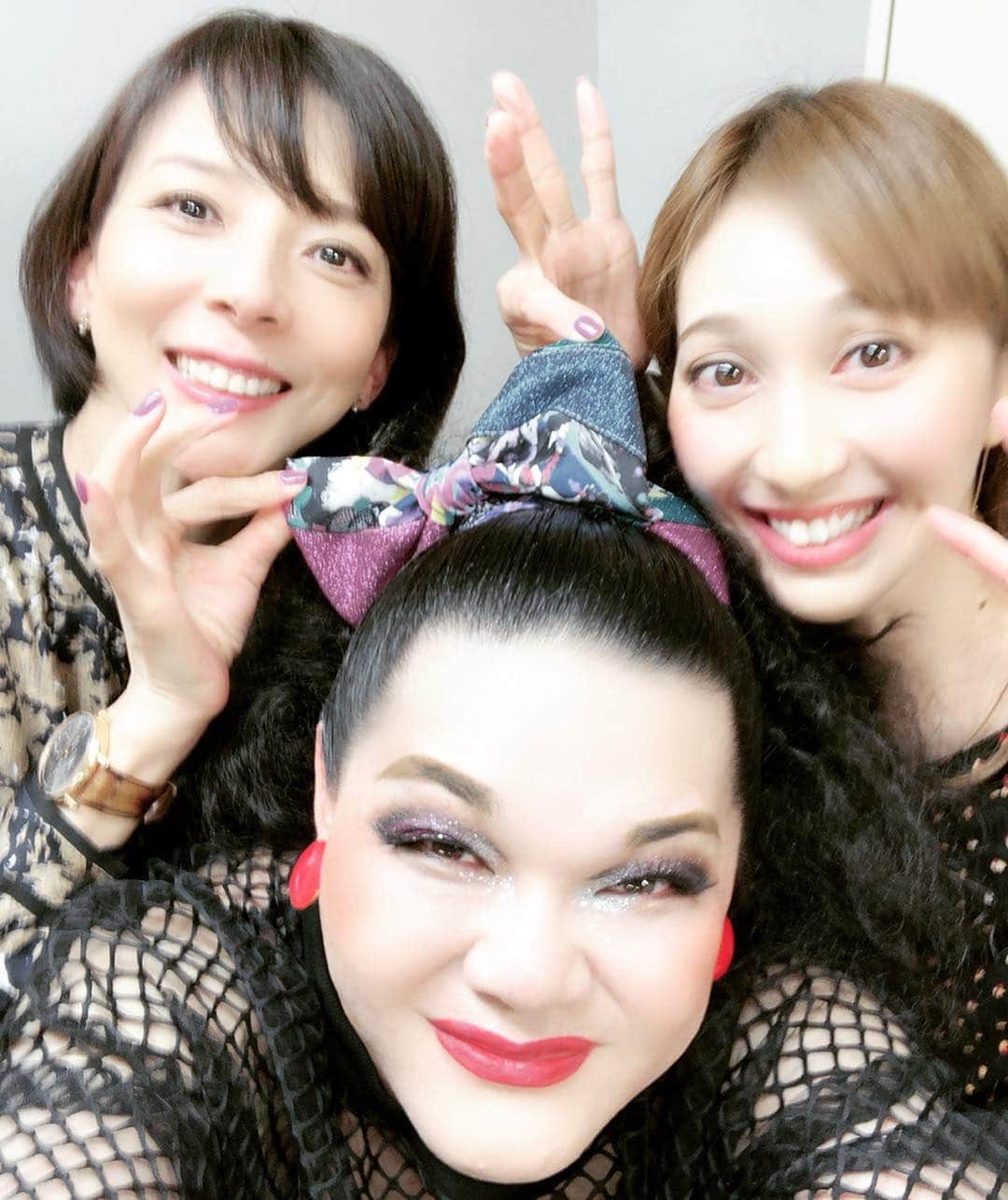 はいだしょうこさんのインスタグラム写真 - (はいだしょうこInstagram)「観てきましたー！😀✨ 仲良しの、ムーちゃんご出演、 「星屑スキャット」のライブ、 「あゝ喉仏」を‼️😆✨ みほさん（霧矢さん）と一緒に🤗✨ ミッツマングローブ さん ギャランティーク和恵 さん メイリームー  ちゃん  お一人お一人の歌声はもちろん、 3人のハーモニーが綺麗で心地よくて、 素敵でしたっ😆✨ 皆さんの動きが、色っぽかった😆✨ 色気とは無縁な私に😁 少し分けて頂きたいよぉ〜😆✨ ムーちゃんは、 ミュージカル「グレートコメット」で共演した時は、すごく低い声で歌っていたりしたけれど、 今回は、高くて綺麗な声だった😊✨ 大好きな💕ムーちゃんが頑張ってる姿をみられる幸せ😻  大好きな💕みほさんと観劇できる幸せ😻  ダブルで幸せな日でしたっ😻💕 #ミッツマングローブ さん #ギャランティーク和恵 さん #メイリームー  ちゃん #ムーちゃん、可愛かった😊💕 #同級生✨  #楽屋では、会えた嬉しさ楽しさで、 笑っちゃって、写真がブレる😁  #霧矢大夢 さん #やっぱりすき😊💕 #ブレない想い😁😏」4月28日 19時28分 - haida_shoko