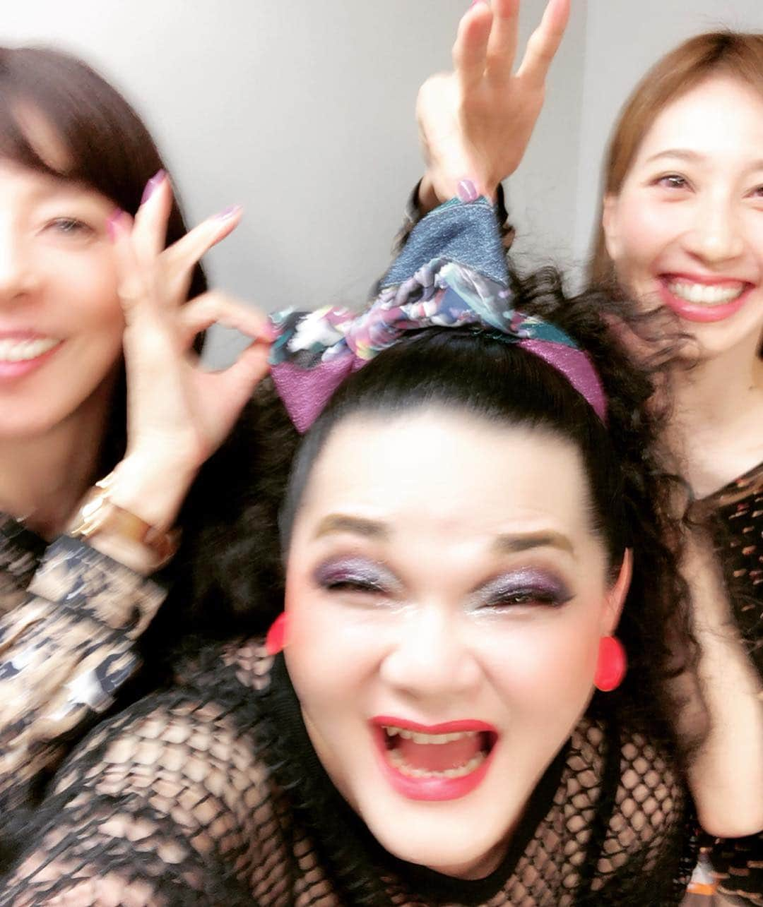 はいだしょうこさんのインスタグラム写真 - (はいだしょうこInstagram)「観てきましたー！😀✨ 仲良しの、ムーちゃんご出演、 「星屑スキャット」のライブ、 「あゝ喉仏」を‼️😆✨ みほさん（霧矢さん）と一緒に🤗✨ ミッツマングローブ さん ギャランティーク和恵 さん メイリームー  ちゃん  お一人お一人の歌声はもちろん、 3人のハーモニーが綺麗で心地よくて、 素敵でしたっ😆✨ 皆さんの動きが、色っぽかった😆✨ 色気とは無縁な私に😁 少し分けて頂きたいよぉ〜😆✨ ムーちゃんは、 ミュージカル「グレートコメット」で共演した時は、すごく低い声で歌っていたりしたけれど、 今回は、高くて綺麗な声だった😊✨ 大好きな💕ムーちゃんが頑張ってる姿をみられる幸せ😻  大好きな💕みほさんと観劇できる幸せ😻  ダブルで幸せな日でしたっ😻💕 #ミッツマングローブ さん #ギャランティーク和恵 さん #メイリームー  ちゃん #ムーちゃん、可愛かった😊💕 #同級生✨  #楽屋では、会えた嬉しさ楽しさで、 笑っちゃって、写真がブレる😁  #霧矢大夢 さん #やっぱりすき😊💕 #ブレない想い😁😏」4月28日 19時28分 - haida_shoko