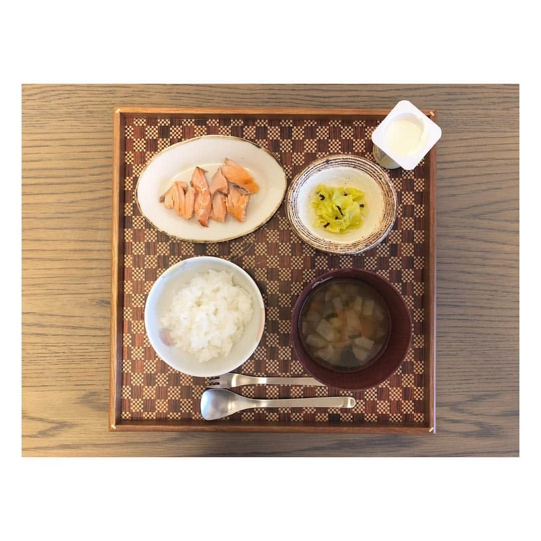 高垣麗子さんのインスタグラム写真 - (高垣麗子Instagram)「・ 娘ごはん。 白米 具沢山のお味噌汁 鮭の塩焼き 春キャベツの塩昆布和え プチダノン ・ ・ 春キャベツは柔らかいけど 軽く茹でて口あたりを良くして 減塩された塩昆布と ごま油だと香りが強いから 娘にはオリーブオイルで 和えています。 凄く元気で食欲旺盛だけど まだ本調子ではない娘。 ゴールデンウィークだし ゆっくり過ごして治そうね。 ・ ・ #娘ごはん #楽しくごはん #一歳九ヶ月」4月28日 19時22分 - reikotakagaki