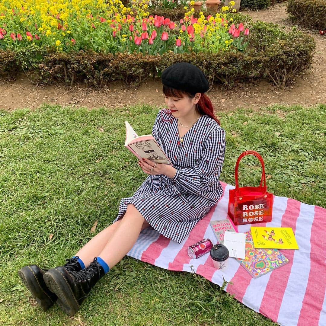 Aymmy in the batty girlsのインスタグラム：「【RECOMMEND】﻿ ﻿ BLOOMING GARDEN ワンピース ¥18,360(taxin)﻿ ﻿ ROSE クリアラメ PVCバッグ﻿ ¥7,560(taxin)﻿ thank you♡ @i_am_chimy ﻿ #aymmy #aymmyinthebattygirls﻿ #ワンピース#総柄#onepiece#フルーツ﻿ #coordinate#クリアバッグ#pvc #ラメバッグ」