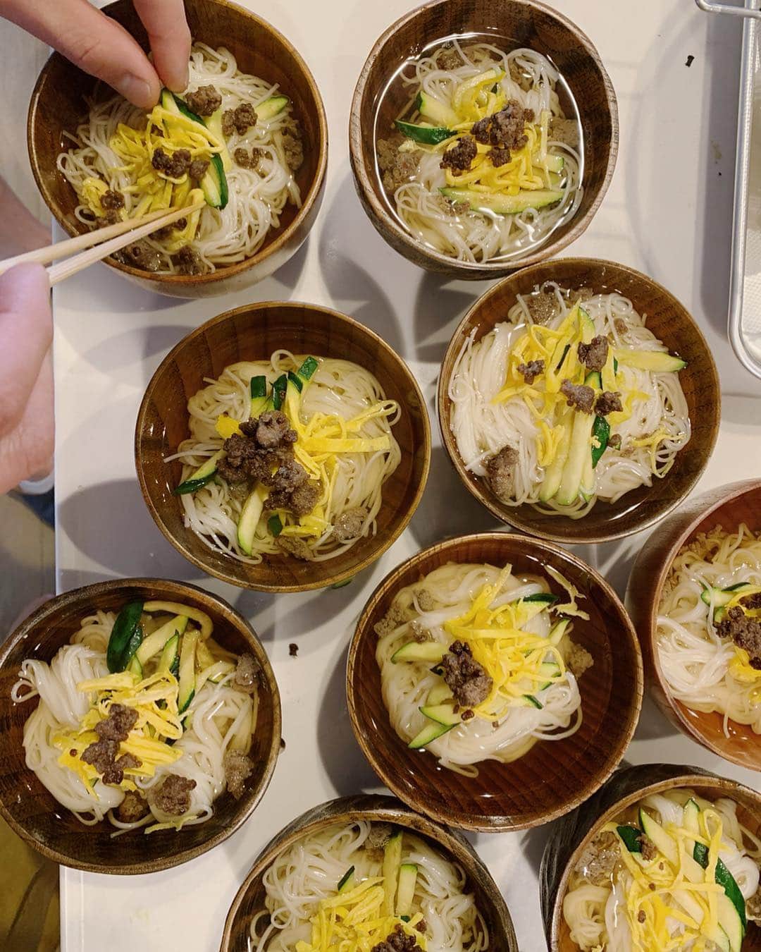舟山久美子（くみっきー）さんのインスタグラム写真 - (舟山久美子（くみっきー）Instagram)「今日は大好きなみんちゃんご飯を食べに料理教室という名のランチ会✨みんみゃんの作る韓国料理が本当に好き🥺💋 心地よい人たちと素敵な27歳最後を過ごしました。幸せ🌸  明日はお誕生日イベントで皆と会えるの楽しみです✨  久美子の部屋があるので、来ていただける方は話すこと考えておいてね🥰💗 ご応募してくださったけど、外れてしまった方々ごめんなさい🙇‍♀️ですがたくさんのご応募本当に本当にありがとうございます😊  今年はもっとたくさんイベント出来るように頑張ります💗  #cooking #韓国料理」4月28日 19時30分 - kumikofunayama