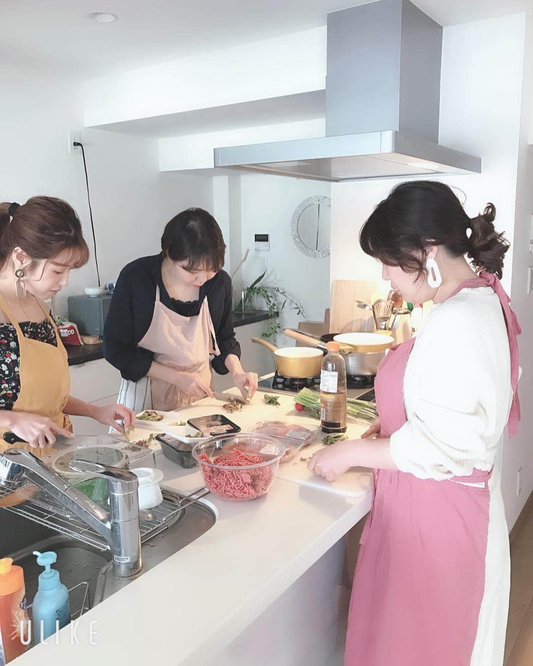 舟山久美子（くみっきー）さんのインスタグラム写真 - (舟山久美子（くみっきー）Instagram)「今日は大好きなみんちゃんご飯を食べに料理教室という名のランチ会✨みんみゃんの作る韓国料理が本当に好き🥺💋 心地よい人たちと素敵な27歳最後を過ごしました。幸せ🌸  明日はお誕生日イベントで皆と会えるの楽しみです✨  久美子の部屋があるので、来ていただける方は話すこと考えておいてね🥰💗 ご応募してくださったけど、外れてしまった方々ごめんなさい🙇‍♀️ですがたくさんのご応募本当に本当にありがとうございます😊  今年はもっとたくさんイベント出来るように頑張ります💗  #cooking #韓国料理」4月28日 19時30分 - kumikofunayama