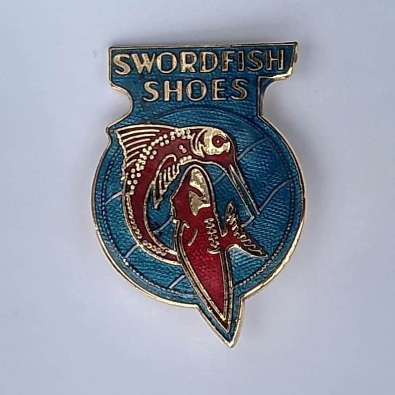ジョージコックスさんのインスタグラム写真 - (ジョージコックスInstagram)「Bottom of wardrobe find. Enamel badges from 80s and 90s . #swordfish #georgecox #theoriginalcreeper」4月28日 19時45分 - georgecoxfootwear