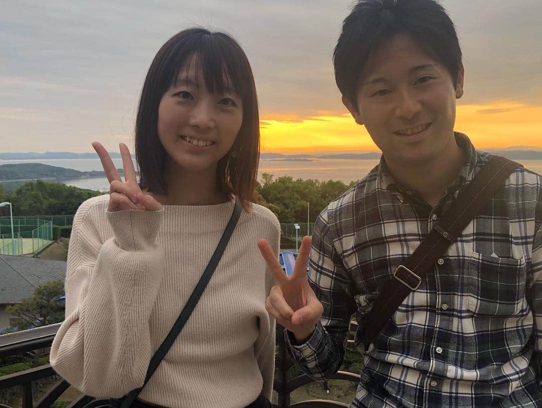 リゾートホテルオリビアン小豆島さんのインスタグラム写真 - (リゾートホテルオリビアン小豆島Instagram)「オリビアン小豆島のイベント紹介です！  瀬戸内国際芸術祭にならってオリビアン小豆島でも、アート作品をつくろう！！ ということで、ロビーでは手形ポン！アート作品を作ろう♫というものをしています。  絵の具を手のひらに塗って白い壁面に手形でいろんな表現をしてみようというものです!  早速、ちびっこ二人がアート作品を作ってくれましたよ！！ 今日の夕陽は雲がかかって綺麗には見れませんでしたが、幸せそうなお二人が印象的だったのでパシャリ！！ オリビアン小豆島で夕陽をバックに写真を撮ってみませんか？もしかしたら二人はずっと幸せになれるかもしれません！  夕陽をバックに写真撮影は毎日ロビーで開催されていますよ!! ------------------------------------------------------------------------- ◆リゾートホテル オリビアン小豆島◆ URL：https://olivean.com/  TEL：0879-65-2311  mail：olivean-shoudoshima@mystays.com  Instagram：@olivean_shodoshima  ハッシュタグ　 #olivean_shodoshima  #olivean  #オリビアン  #オリビアン小豆島 #オリビアンの夕陽 #ランチバイキング #オリビアンのランチバイキング #瀬戸内芸術祭2019 #手形でポン！ ◆レストランページはこちら↓◆ https://olivean.com/restaurants/lunch/index.html 2019年2月からランチは土日祝日のみ ランチバイキングの営業とさせていただきます。  一部：11:00～12:30 二部：11:30～13:00 三部：12:45～14:15 ◆宿泊プラン一覧はこちら↓◆ https://olivean.com/accommodation/plan/index.html --------------------------------------------------------------------------」4月28日 19時43分 - olivean_shodoshima