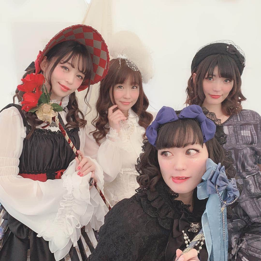 深澤翠さんのインスタグラム写真 - (深澤翠Instagram)「吉祥寺コレクション@enchantlicenchantilly  ステージに出演してまいりました❣️ 吉祥寺の街とバスと駅とビル そしてロリィタ という最高にシュールでクールなステージでした😂❣️ あさいまりちゃんのヴァイオリンに合わせてウォーキング🎻  キッズモデルちゃんが着ているのすごく可愛かった🥰 デザイナーさんとはもうすぐ海外へ一緒に行くので今からとても楽しみ❣️ #吉コレ #lolitafashion」4月28日 19時44分 - midorifukasawa