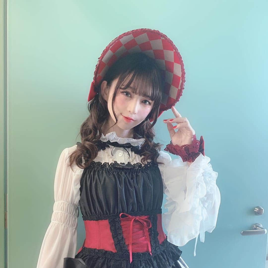 深澤翠さんのインスタグラム写真 - (深澤翠Instagram)「吉祥寺コレクション@enchantlicenchantilly  ステージに出演してまいりました❣️ 吉祥寺の街とバスと駅とビル そしてロリィタ という最高にシュールでクールなステージでした😂❣️ あさいまりちゃんのヴァイオリンに合わせてウォーキング🎻  キッズモデルちゃんが着ているのすごく可愛かった🥰 デザイナーさんとはもうすぐ海外へ一緒に行くので今からとても楽しみ❣️ #吉コレ #lolitafashion」4月28日 19時44分 - midorifukasawa